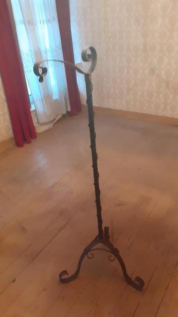 Decoratieve smeedijzeren lamp beschikbaar voor biedingen