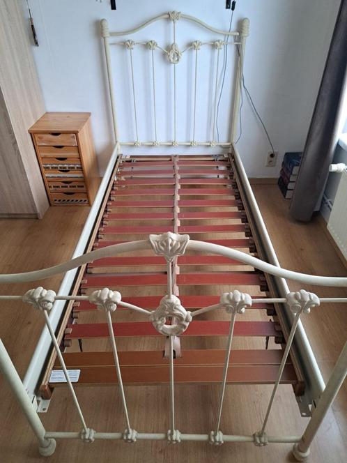 Mooi 1 persoons bed met bijpassend bureau/tafeltje, Huis en Inrichting, Slaapkamer | Bedden, Zo goed als nieuw, Eenpersoons, 90 cm