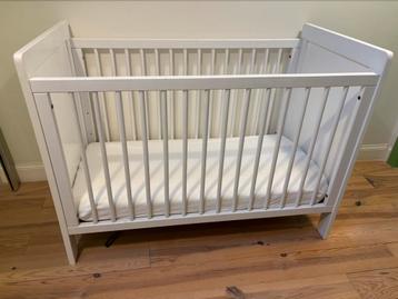 Babybedje met bamboo anti-allergenen matrasje beschikbaar voor biedingen