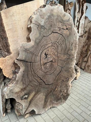 Voor exclusief hout naar de houtatelier ook goedkoop hout beschikbaar voor biedingen