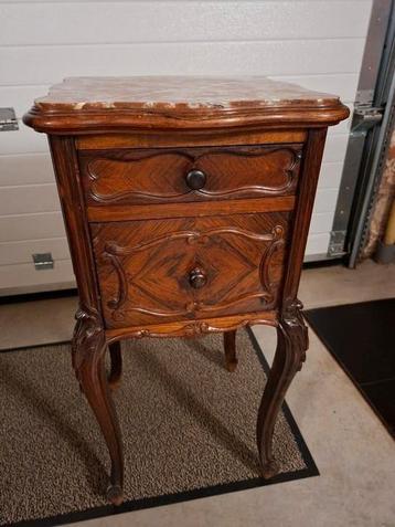 Antieke nachtkastje beschikbaar voor biedingen