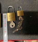 2 hangsloten, Ophalen