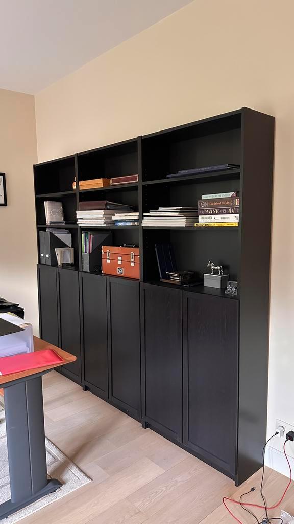 Ikea Billy zwarte boekenkast met eikenpatroon, Huis en Inrichting, Kasten | Boekenkasten, Gebruikt, Met deur(en), Eikenhout, Ophalen