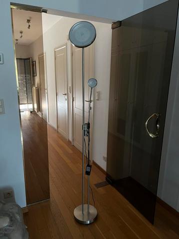 Staan lamp beschikbaar voor biedingen