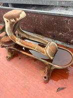 Antieke gietijzeren weidepomp, Ophalen