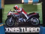 Suzuki XN85 Turbo + Range 1983 poster origineel, Rechthoekig Liggend, Ophalen of Verzenden, Zo goed als nieuw, A1 t/m A3