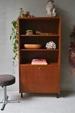 Deens Design Highboard/boekenkast, Huis en Inrichting, Kasten | Boekenkasten, Ophalen
