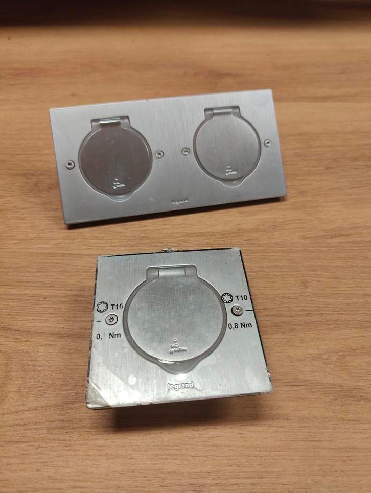 prises encastrables Legrand avec clapet inox, Doe-het-zelf en Bouw, Chauffageketels en Boilers, Nieuw