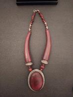 Collier en excellente état neuf jamais porté et rare, Bijoux, Sacs & Beauté, Bagues, Enlèvement, Rouge