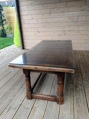 table basse en bois massif avec plateau en verre