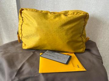 Fendi zakje met geel monogram  beschikbaar voor biedingen
