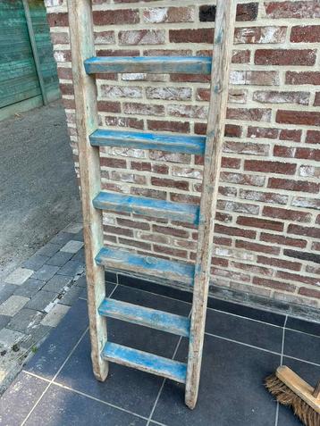 Leuk vintage laddertje beschikbaar voor biedingen