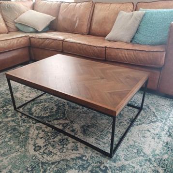 industriële salontafel met blad in visgraat motief beschikbaar voor biedingen