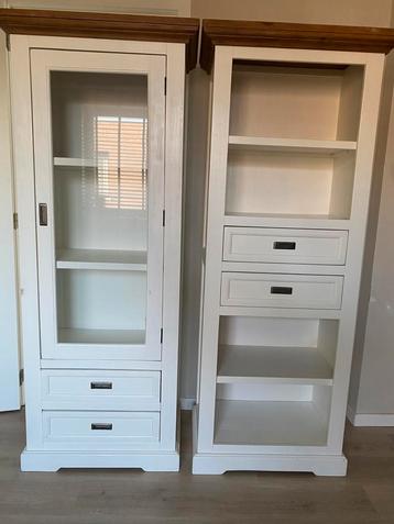 Set houten landelijke vitrinekasten beschikbaar voor biedingen