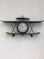 Zwart metalen vliegtuig wandklok te koop., Huis en Inrichting, Ophalen of Verzenden, Zo goed als nieuw, Wandklok