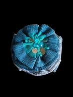 Magnifique broche en tissu de 12 cm de diam, Handtassen en Accessoires, Broches, Overige materialen, Gebruikt, Blauw, Ophalen