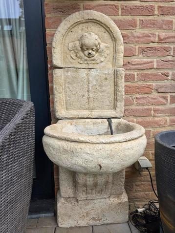 Stenen fontein met engelenkop   beschikbaar voor biedingen