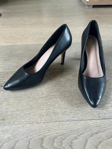 Schoenen met een lage hak beschikbaar voor biedingen
