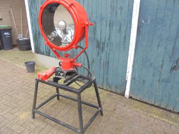 Antieke lamp, schijnwerper, verstraler, zoeklicht, lamp. beschikbaar voor biedingen