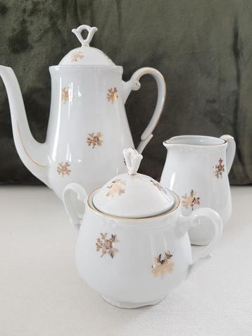 koffieservies met gouden opdruk beschikbaar voor biedingen