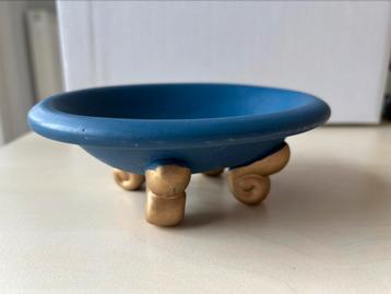 Blauw zeepbakje in steen beschikbaar voor biedingen