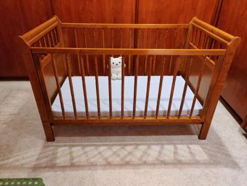 Houten baby- en peuterbed met toebehoren