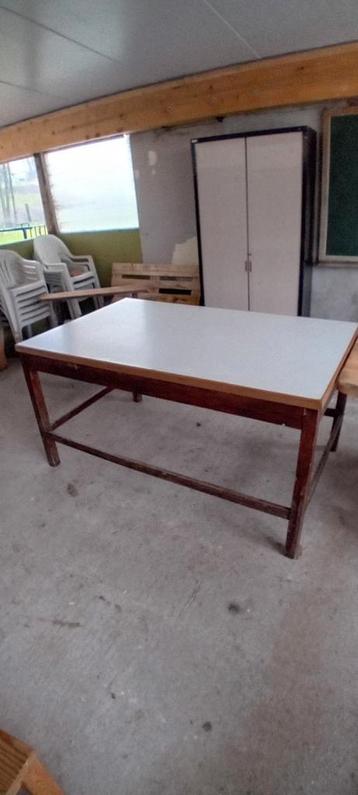 Hobby tafel beschikbaar voor biedingen