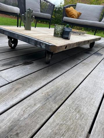 Vintage bijzettafel beschikbaar voor biedingen