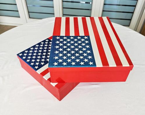 2 Rode kartonnen dozen met Amerikaanse vlag, Hobby en Vrije tijd, Overige Hobby en Vrije tijd, Gebruikt, Ophalen of Verzenden