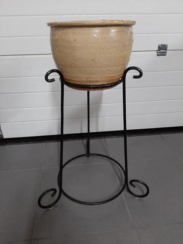 bloempot in keramiek op metalen staander en plant,zie foto's beschikbaar voor biedingen