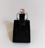 Zilveren ring met roze steen, Handtassen en Accessoires, Ringen, 18 tot 19, Verzenden, Nieuw, Roze