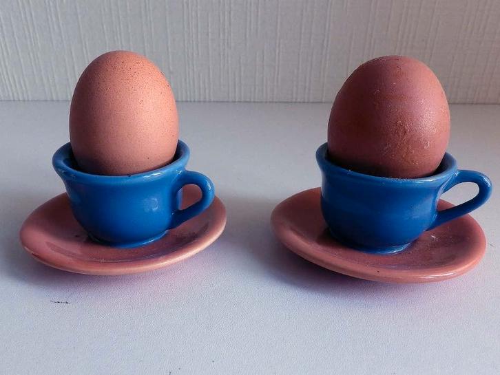 Eierdopjes op Schoteltje (duo-set), Huis en Inrichting, Keuken | Keukenbenodigdheden, Zo goed als nieuw, Ophalen of Verzenden