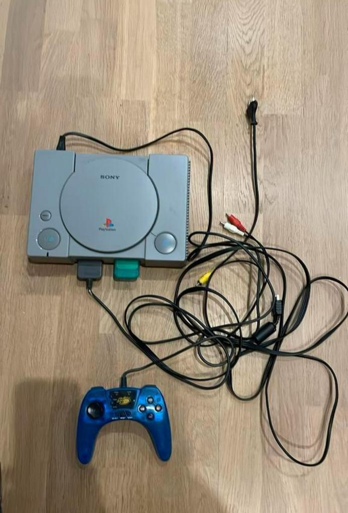 Playstation 1 met 8 spellen, Games en Spelcomputers, Spelcomputers | Sony PlayStation 1, Gebruikt, Met 1 controller, Met games