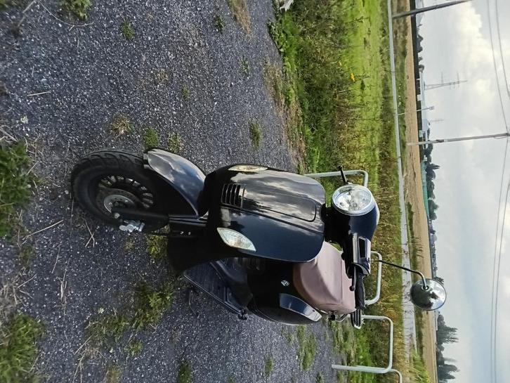 500euro ,Btc brommer b klass 45km/u ,neco azzuro b klasse, Fietsen en Brommers, Brommers | Overige merken, Zo goed als nieuw, Klasse B (45 km/u)