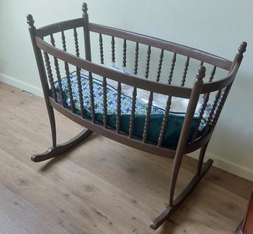 Houten wieg / schommelbedje / babybedje  beschikbaar voor biedingen