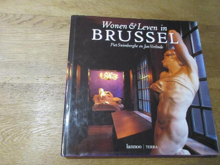 WONEN & LEVEN IN BRUSSEL 40 INTERIEURS, Boeken, Kunst en Cultuur | Architectuur, Zo goed als nieuw, Ophalen of Verzenden