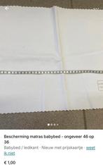 Twee kleine geplastificeerde onderlakentjes babybed, Gebruikt, Jongetje of Meisje, Wit, Overige typen
