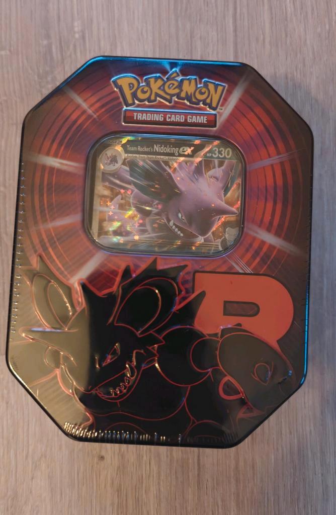 Destined rivals tin Nidoking Sealed, Hobby en Vrije tijd, Verzamelkaartspellen | Pokémon, Booster, Ophalen