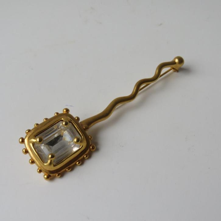 Vintage broche KL by Karl Lagerfeld , jaren 90, Handtassen en Accessoires, Broches, Ophalen of Verzenden