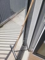 Vloertrekker met houten steel, Ophalen