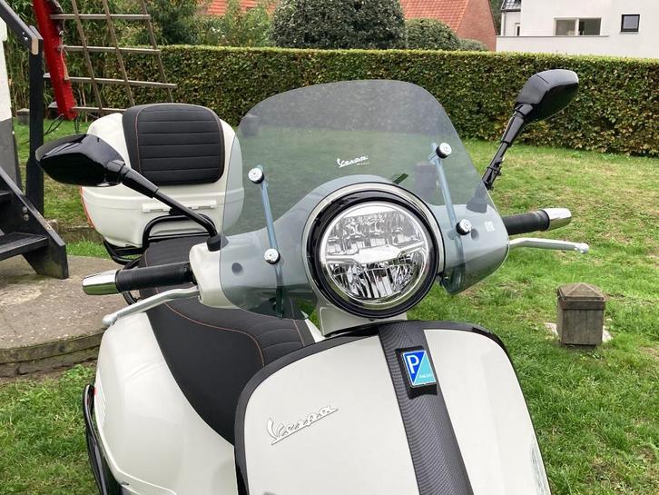 Vespa GTS SuperSport 300 - Showroomstaat, Motoren, Motoren | Piaggio, Particulier, Scooter, 12 t/m 35 kW, 1 cilinder, ABS, LED Verlichting