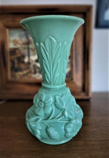 Opaline vaas uit de kristalfabriek van St. Louis beschikbaar voor biedingen