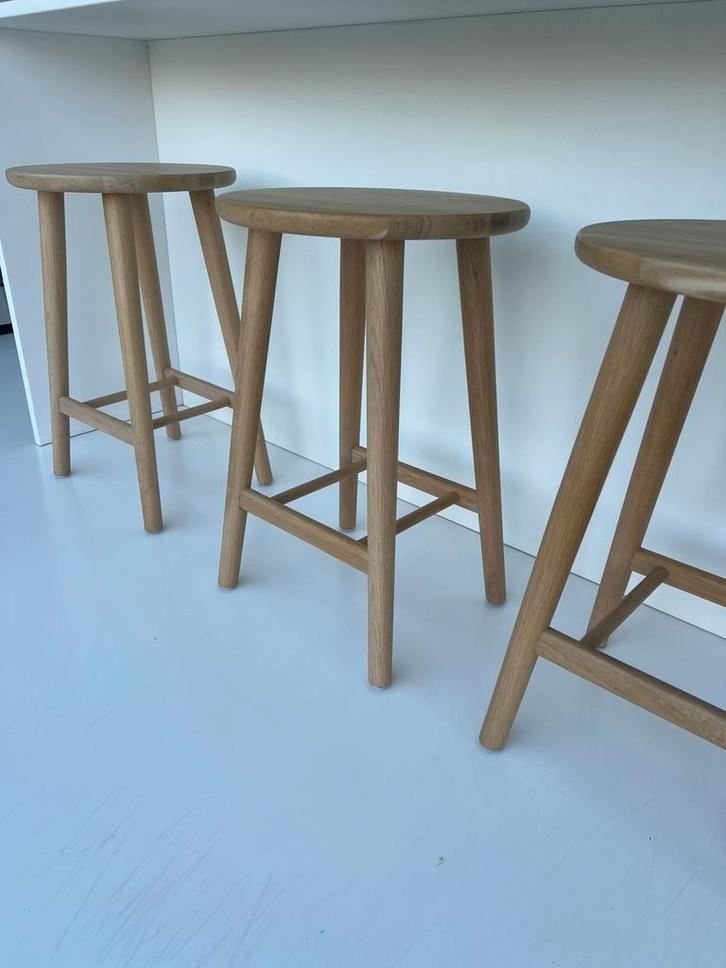 Nieuwe eiken design krukken hoogte 67 cm, Huis en Inrichting, Barkrukken, Nieuw, 60 tot 90 cm, Hout, 4 krukken, Ophalen of Verzenden