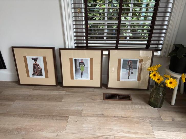 Prachtige kaders modefoto’s  lés défiles in notenhout, Huis en Inrichting, Woonaccessoires | Lijsten, Zo goed als nieuw, Ophalen