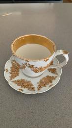 Tasse ancienne avec assiette. Motif de feuille d'or gaufré., Antiquités & Art, Enlèvement