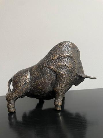 Taureau en bronze antique