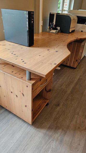 Mooie en ruime houten bureau met meerdere schuiven. beschikbaar voor biedingen
