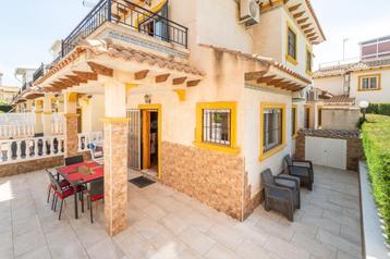 Mediterrane hoekwoning te koop in Punta Prima.... beschikbaar voor biedingen