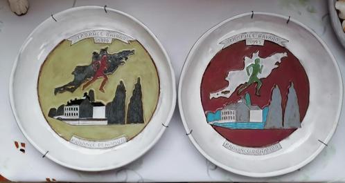 Deux plats décoratifs à suspendre de Odette Dijeux Namur, Antiquités & Art, Antiquités | Céramique & Poterie, Enlèvement ou Envoi