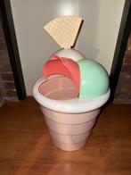 Prullenmand vuilbak in de vorm van een ijsje, Ophalen